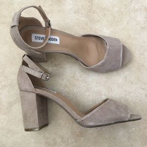 Nude Steve Madden block heels. New. Size 9.